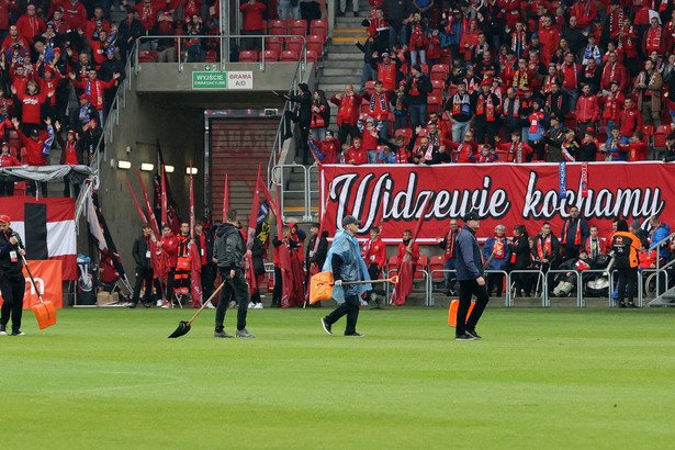 Służby porządkowe na boisku Widzewa Łódź przed meczem piłkarskiej Ekstraklasy z Ruchem Chorzów