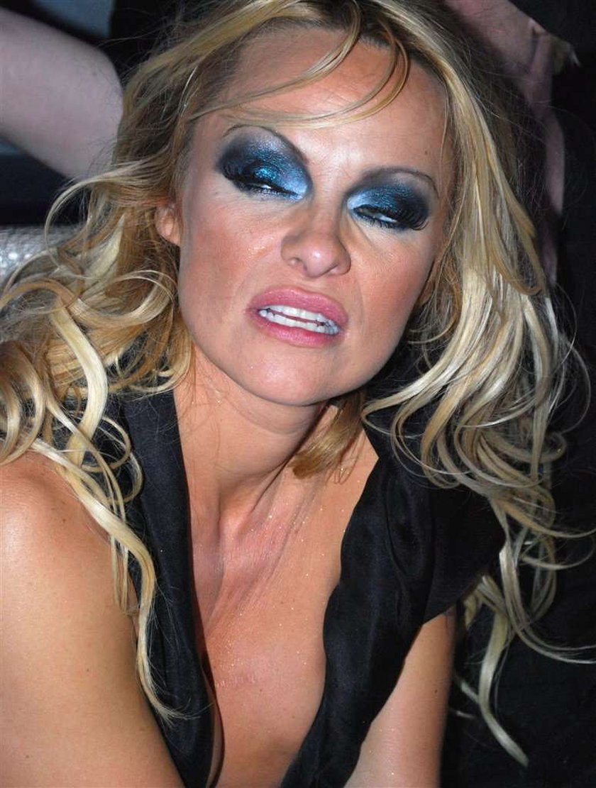 Pamela Anderson zalana w trupa!