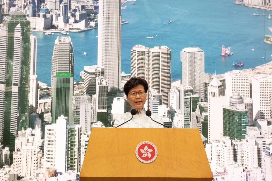 Carrie Lam, szefowa administracji Hongkongu, ogłasza decyzję o zawieszeniu prac nad zmianami prawa ekstradycyjnego. Hongkong, 15 czerwca 2019 r.