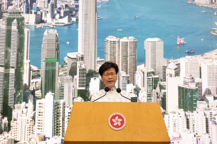 Carrie Lam, szefowa administracji Hongkongu, ogłasza decyzję o zawieszeniu prac nad zmianami prawa ekstradycyjnego. Hongkong, 15 czerwca 2019 r.