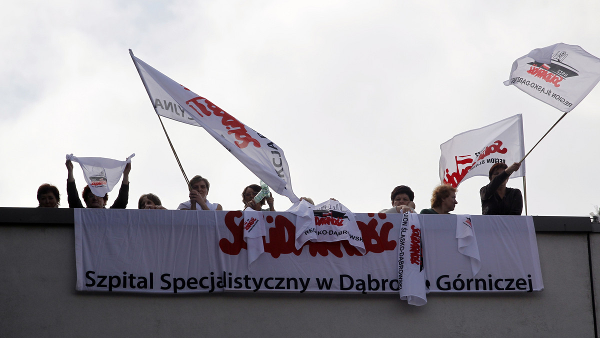 Salowe ze szpitala w Dąbrowie Górniczej zaostrzają w środę protest. Według Solidarności, w holu magistratu powstaje miasteczko salowych, a część protestujących rozpoczęła okupację gabinetu prezydenta miasta.