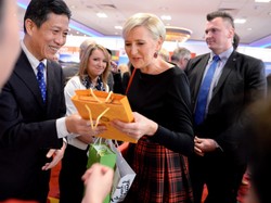 Modowy luz jej nie wychodzi... Agata Duda na charytatywnym kiermaszu świątecznym. FOTO