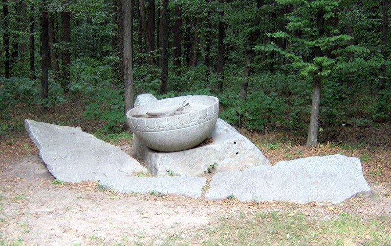 Pomnik bębna hajdamackiego w Chołodnym Jarze (fot. Uk-Kamelot, na licencji Creative Commons Uznanie autorstwa – Na tych samych warunkach 3.0)