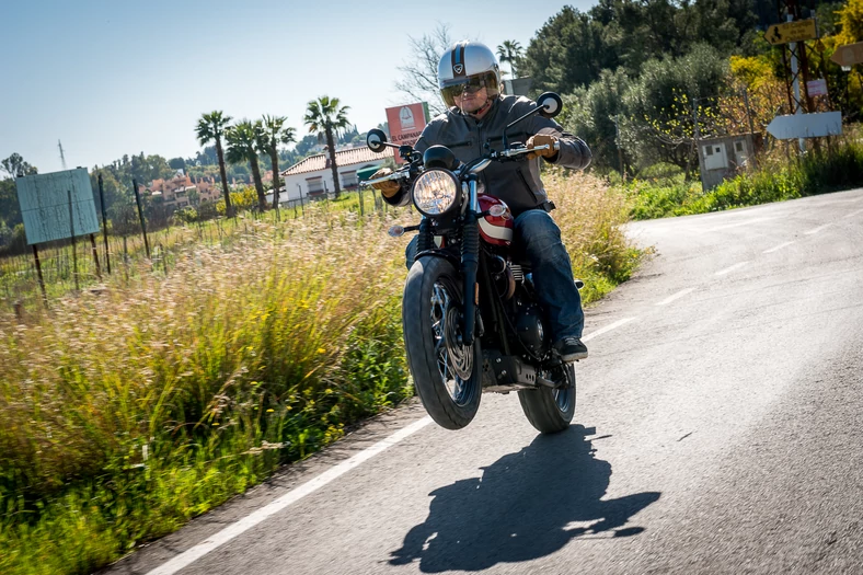 Triumph Street Scrambler na gumie