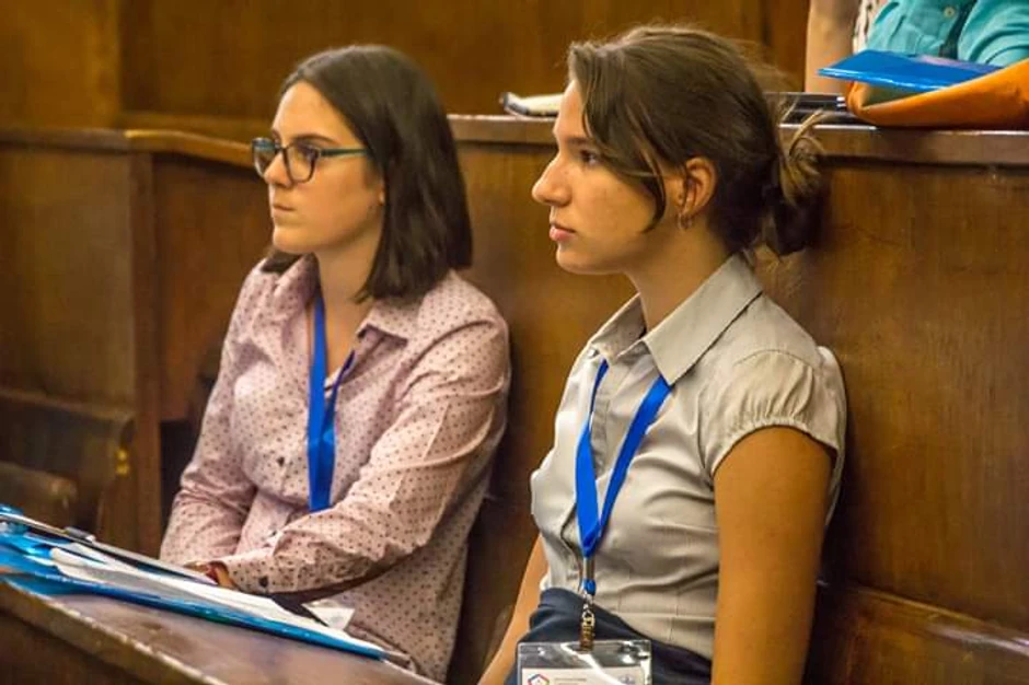 Jelena i Dunja tokom predstavljanja protivničkog rešenja