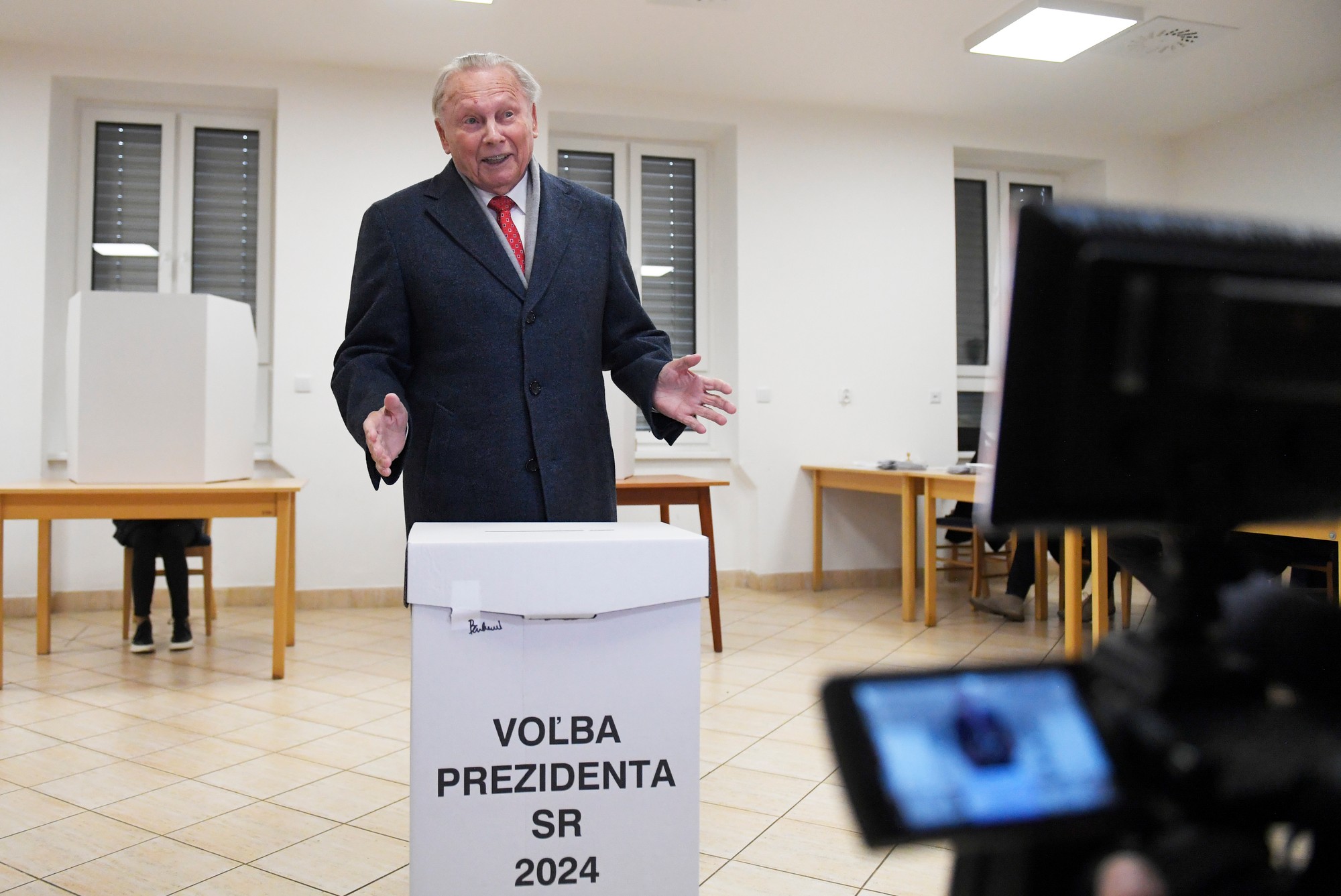 Exprezident Rudolf Schuster volil prezidenta v prvom kole volieb 2024 v Košiciach.