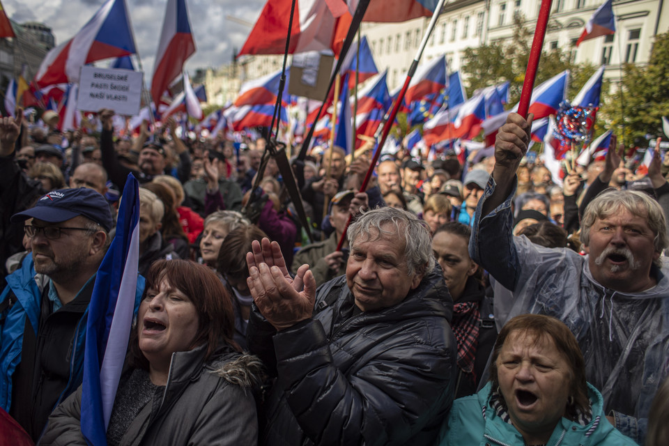 Tysiące ludzi demonstrowało w Pradze. Chcieli złagodzenia stosunków z Rosją