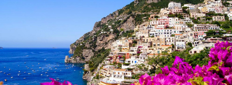 Positano – maleńkie miasto, w którym mieszkają niecałe 4 tys. osób. Patrząc na zdjęcia Positano, łatwo zrozumieć dlaczego jest miejscem tak chętnie odwiedzanym przez turystów.