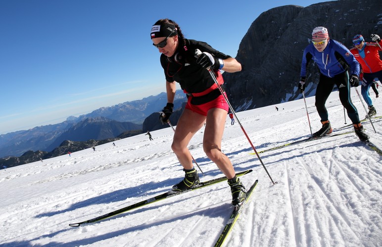Justyna Kowalczyk trenuje na lodowcu w krótkich spodenkach. Bardzo krótkich spodenkach!