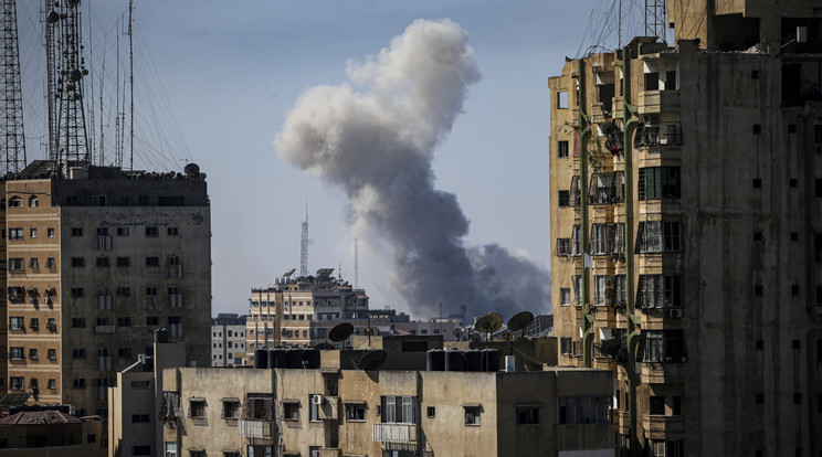 Izraeli légicsapás Gázában. Életveszélyben vannak az övezetben található, sűrün lakott menekülttáborok / Fotó: MTI/EPA/Mohamed Szaber