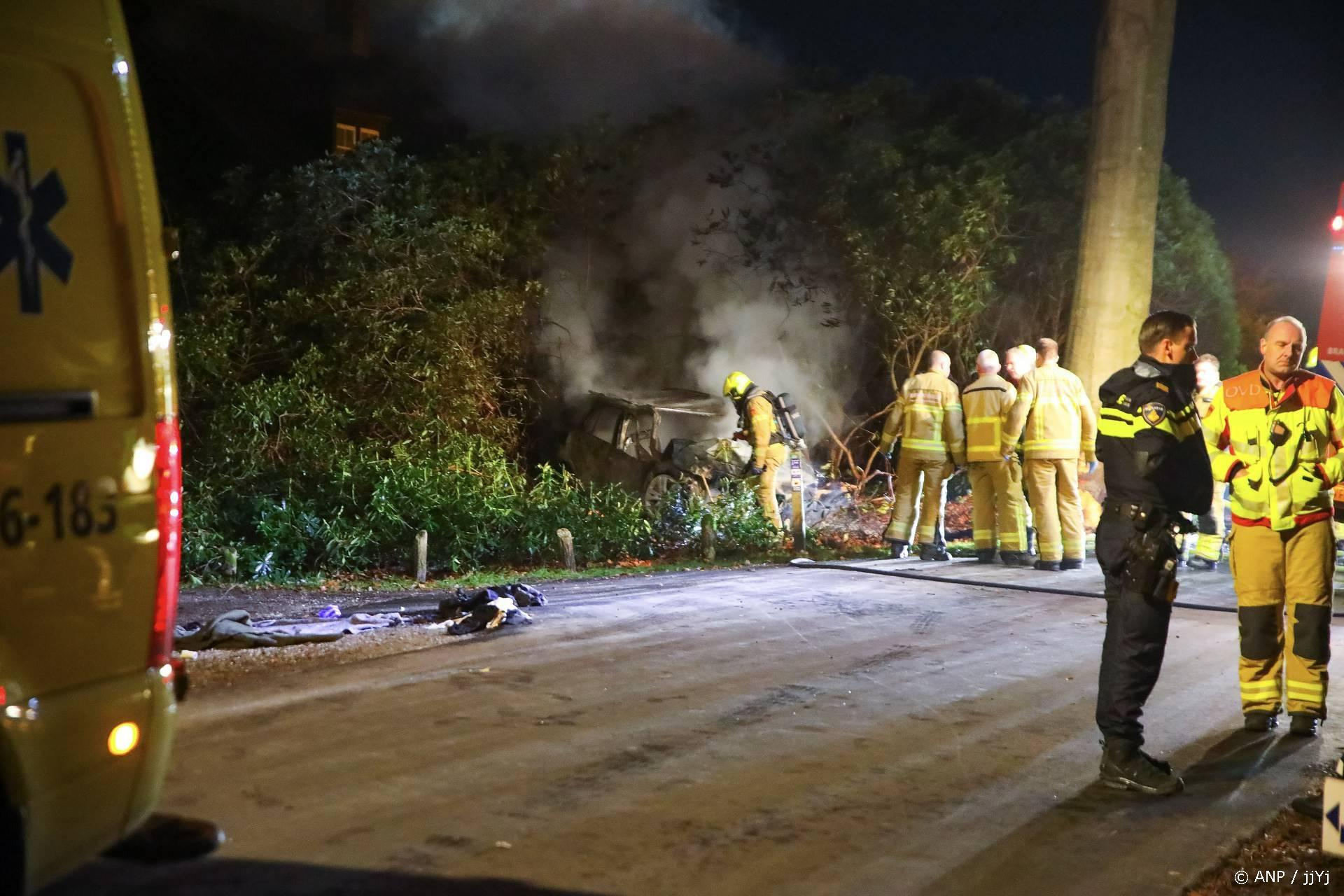 Twee doden op Uddelermeerweg: de auto botste tegen boom en vloog in brand