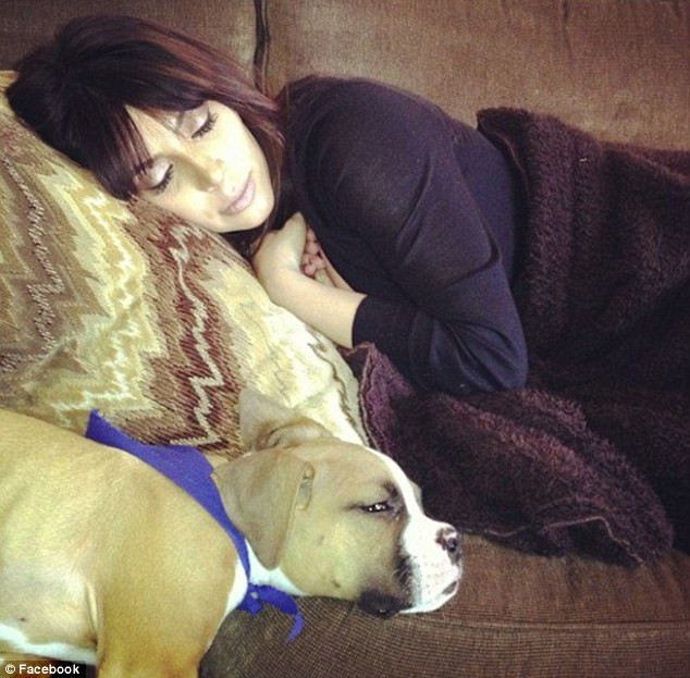 "I love my lil baby so much": z takim komentarzem Khloe Kardashian opublikowała to zdjęcie swojego psa Bernarda i siostry Kim śpiącej na kanapie.