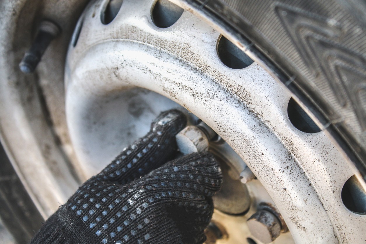 Bezpečnostná matica s netypickým tvarom vyžaduje špeciálny adaptér – bez neho koleso pri defekte nevymeníte. 