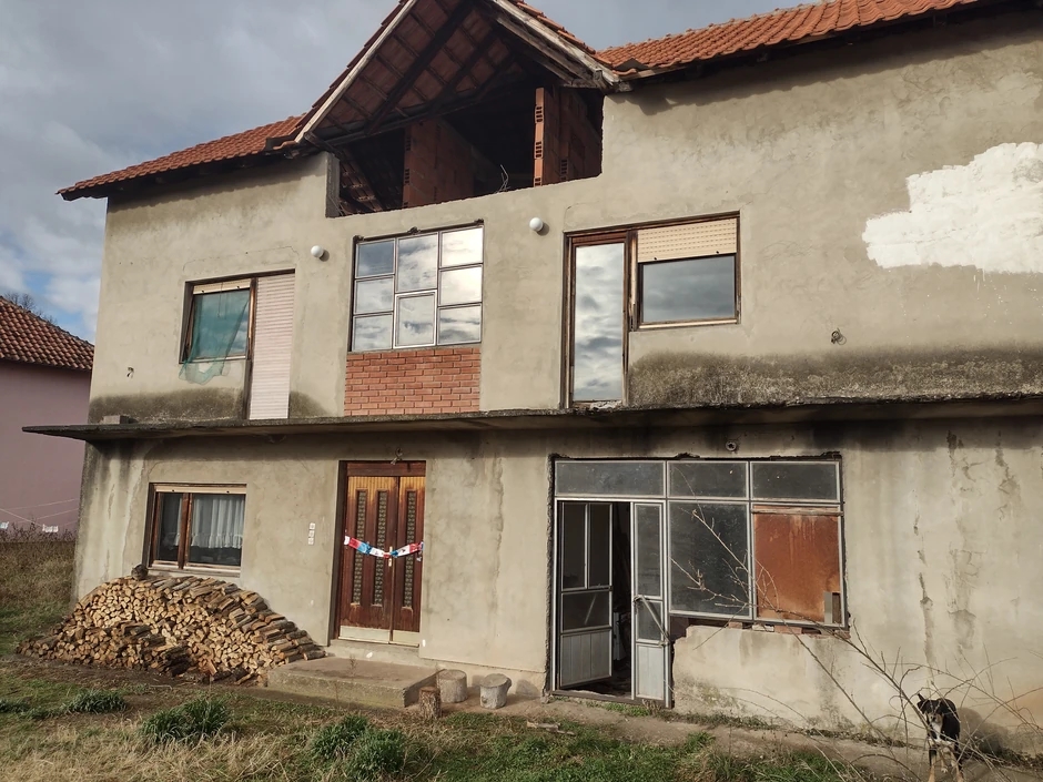 Kuća Saše Dodića u kojoj živi sam nalazi se prekoputa kuce Saše Ilića 