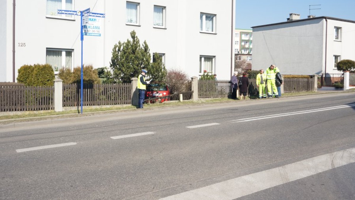 Niecodzienna kolizja w Tarnowskich Górach. Kierowca przejechał przez chodnik i taranując ogrodzenie uderzył w budynek. Tłumaczył, że jest roztargniony, bo... obchodzi urodziny.