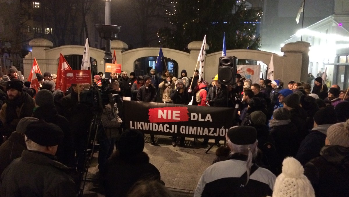 Około dwustu osób zebrało się przy Piotrkowskiej 143, gdzie mieści się łódzkie biuro PiS. Wśród protestujących byli związkowcy z ZNP, działacze i sympatycy KOD oraz zaniepokojeni nadchodzącą reformą nauczyciele i rodzice.