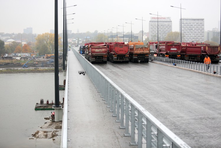 Próba obciążeniowa będzie trwała dwa dni. W środę odbyła się próba statyczna. Na most wjechało szesnaście ciężarówek załadowanych piaskiem, później dołączyły do nich kolejne.  <br><br>Fot. (mr) PAP/Leszek Szymański