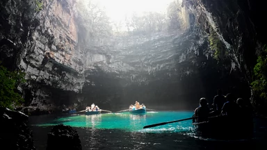 Jaskinia Melissani na wyspie Kefalonia w Grecji - jaskinia z jeziorem, po którym pływają łodzie