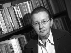 "Oczyściła polską szkołę z komunizmu"