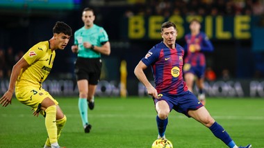 barcelona wygrała ósmy ligowy mecz z rzędu. lewandowski miał udział przy jednym z goli