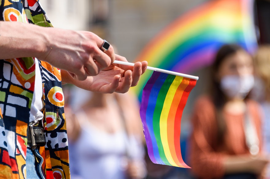Miłość Nie Wyklucza - raport "Jesteśmy rodziną. Co myślą Polacy i Polki o rodzinach osób LGBT+?"