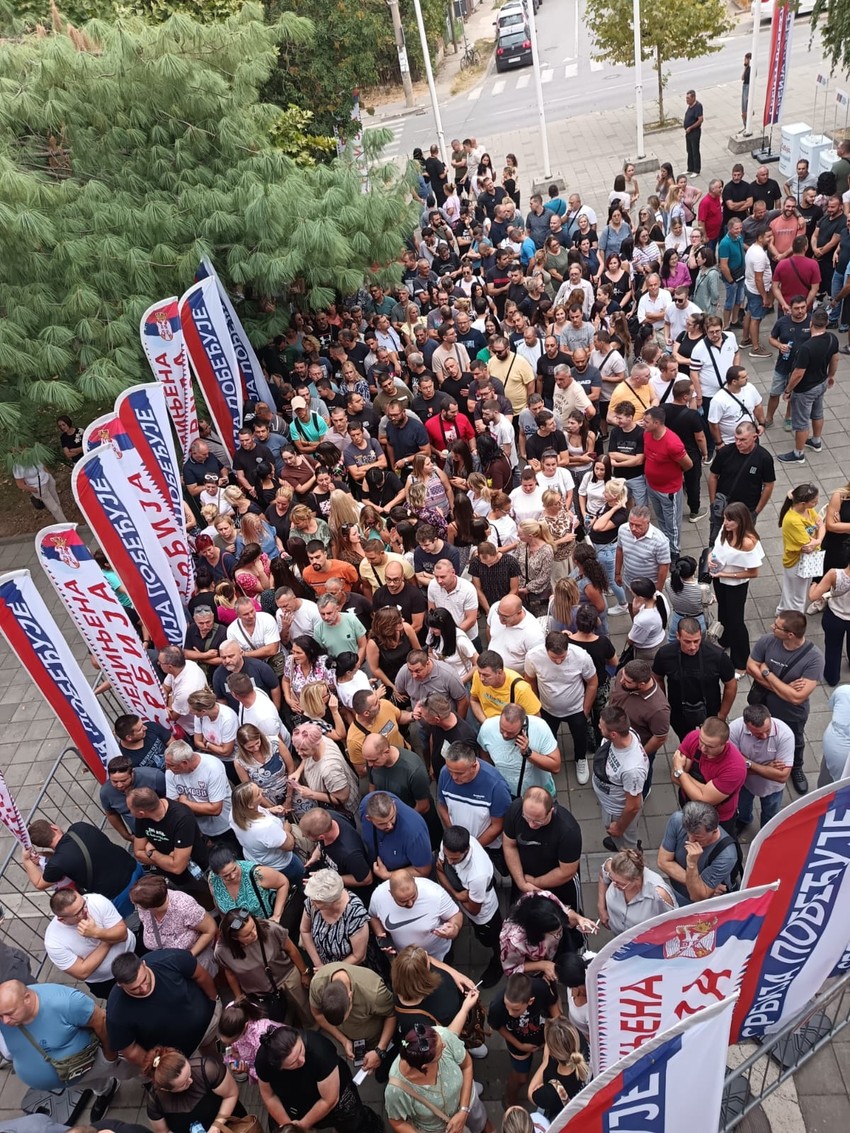 građani potpisima daju podršku listi Aleksandra Vučića