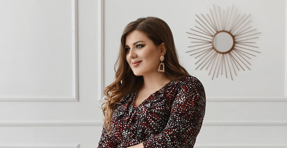 Eleganckie sukienki plus size od 100 zł. Idealne na wesele