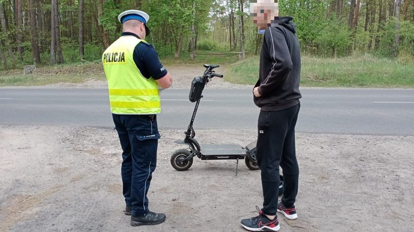 Ten mężczyzna się doigrał. Jechał hulajnogą 50 km na godz.