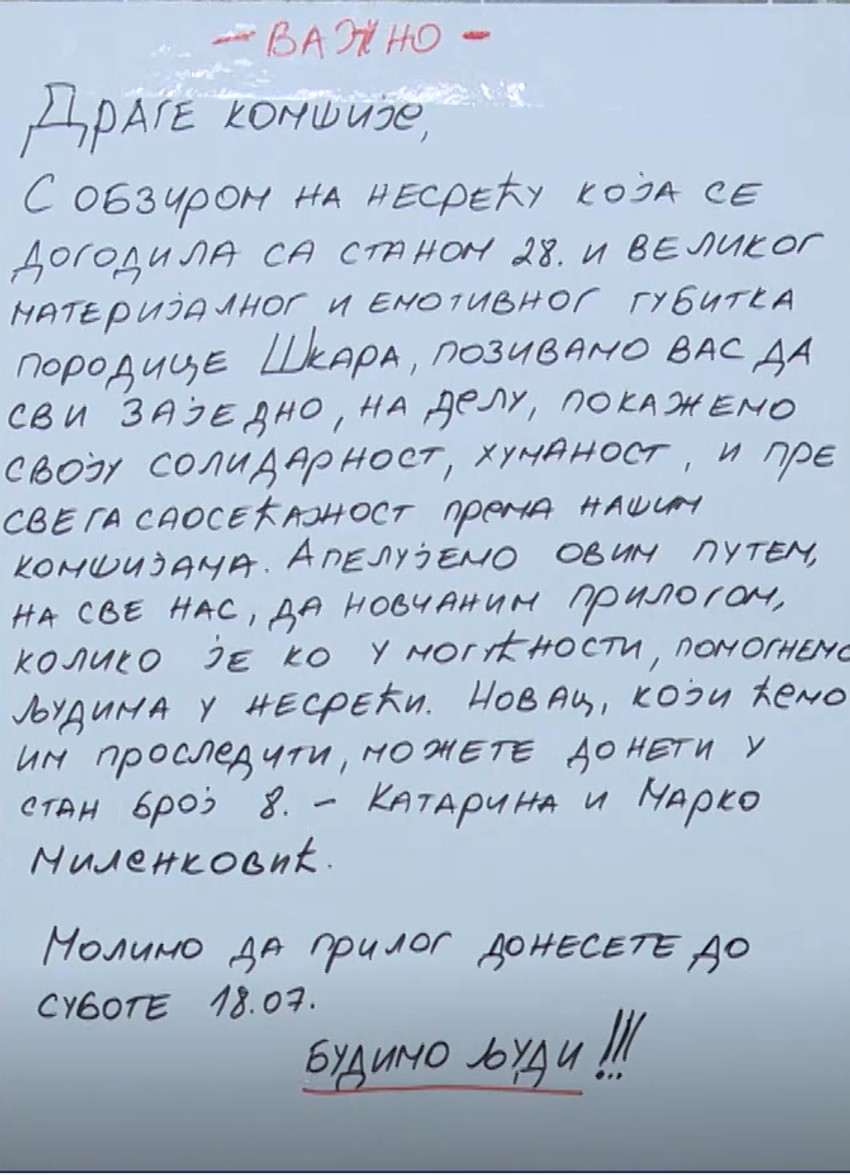 Poruka na vratima zgrade nakon požara u stanu porodice Škaro 