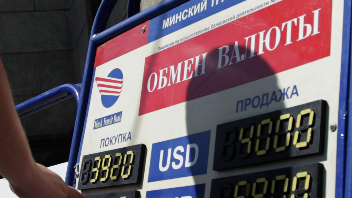 Bank centralny Białorusi anulował dzisiaj ograniczenia w ustalaniu kursu walut przez banki komercyjne, a więc te, które w punktach wymiany sprzedają i kupują waluty za gotówkę. W reakcji na decyzję kurs dolara w punktach wymiany wzrósł do 4 tys. rubli (4 zł).