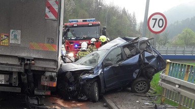 Groźny wypadek w Pieninach. Kierowca forda walczy o życie