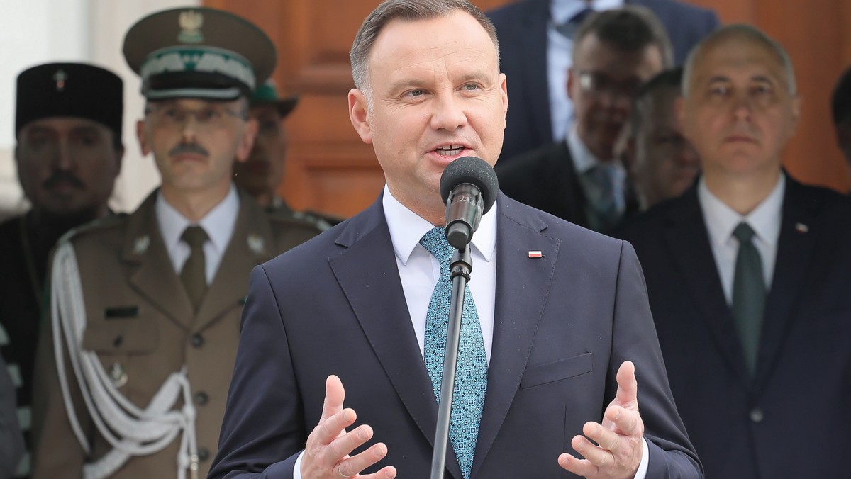 Z najwyższym zaniepokojeniem przyjąłem wiadomość o ataku na ambasadora Marka Magierowskiego; akt ten jest odbierany jako wyraz uprzedzeń i wrogości wobec naszego państwa i narodu - napisał prezydent Andrzej Duda w liście do prezydenta Izraela Reuwena Riwlina.