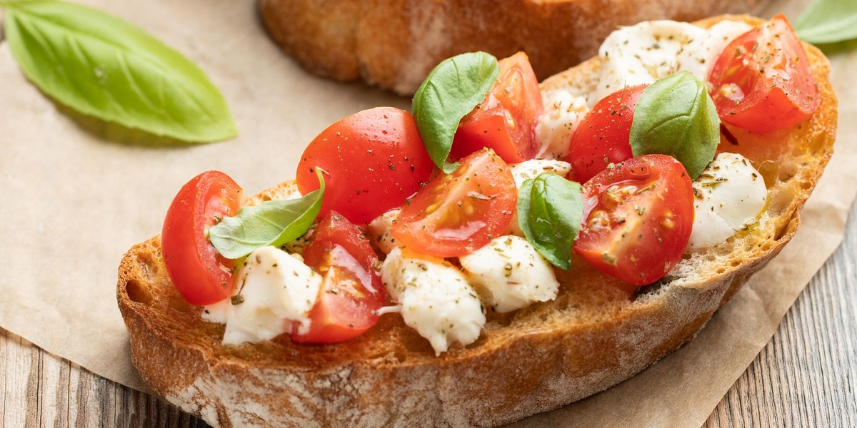 Włoska bruschetta.