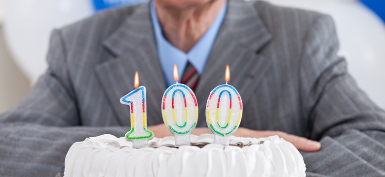 Emerytura honorowa dla 100-latka 2025. Ile wynosi emerytura honorowa dla 100-latka netto? Ile wynosi świadczenie honorowe po waloryzacji 2025?