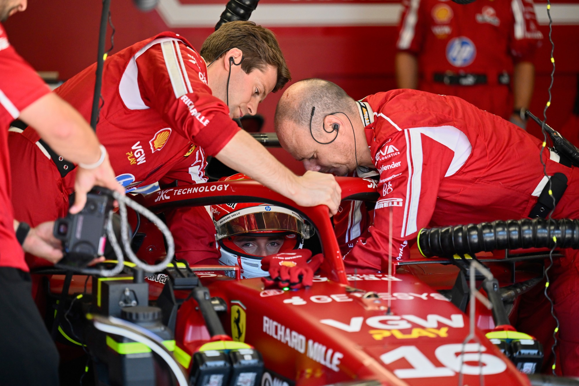 Veľká cena Rakúska 2025: Monacký jazdec Charles Leclerc (Ferrari).