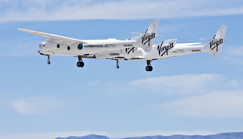 Samoloty Virgin WhiteKnightTwo utrzymujące statek kosmiczny SpaceShipTwo (VSS Enterprise)