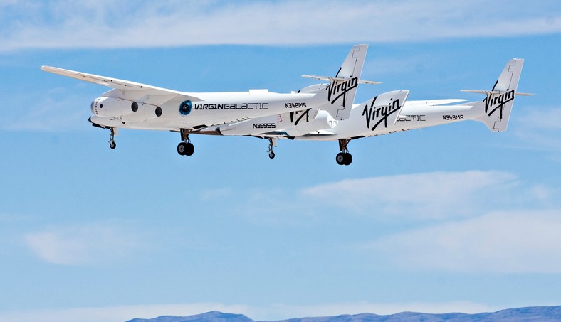 Samoloty Virgin WhiteKnightTwo utrzymujące statek kosmiczny SpaceShipTwo (VSS Enterprise)