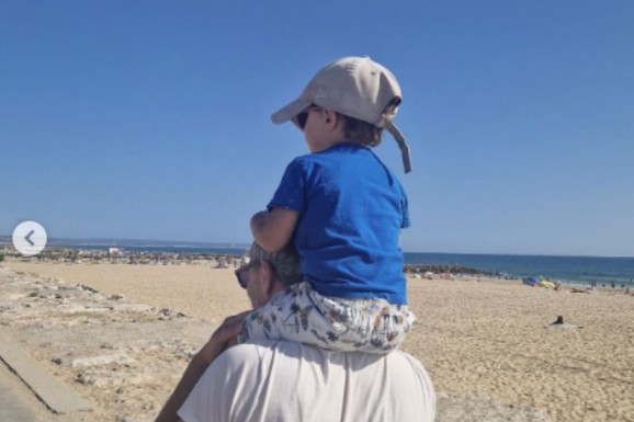 MILOŠ TIMOTIJEVIĆ SA SINOM U PORTUGALU Mali Jakov je baš porastao, glumac ga nosi na ramenima, prizor sa plaže oduševio, prvi se oglasio Miloš Biković (FOTO)