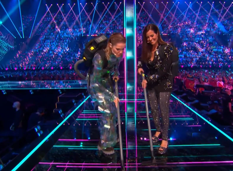 Voditeljke Evrovizije 2025 čiste binu