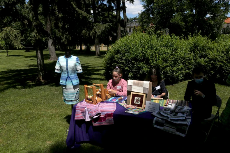 Gotovi proizvodi i proizvodni proces tkanja pred našim očima.