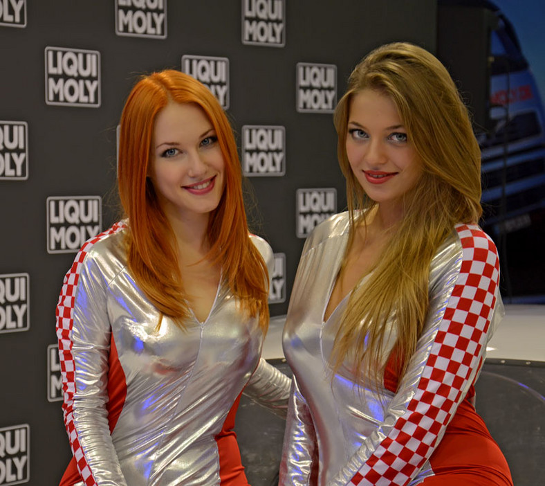 Moskwa 2012: taakie dziewczyny reklamowały auta