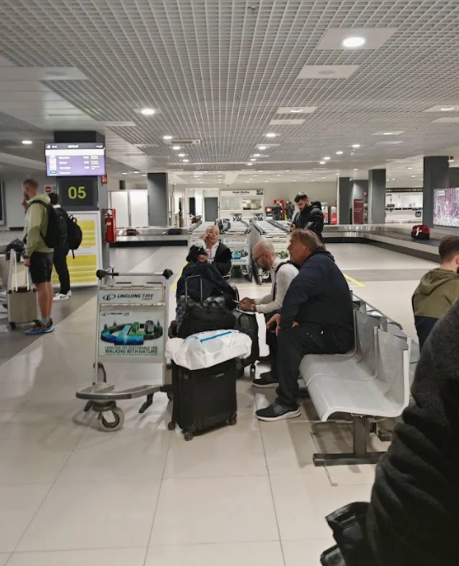 Lepa Brena na aerodromu u kolicima