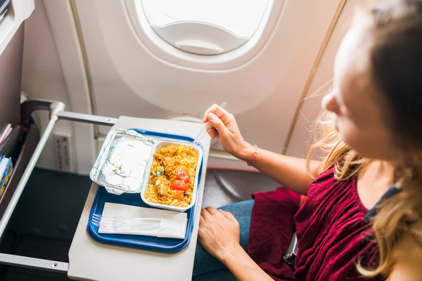 To danie zniknie z menu na pokładzie samolotów, ale tylko… w klasie ekonomicznej. Winne turbulencje