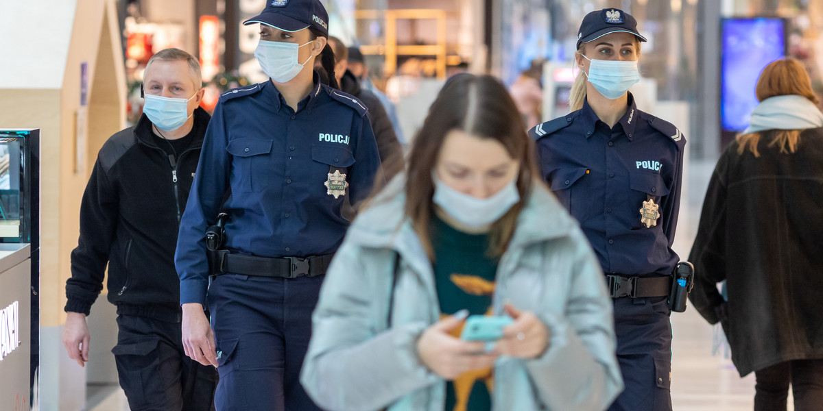 Noszenie maseczek w miejscach publicznych w trakcie pandemii koronawirusa nadal jest obowiązkowe