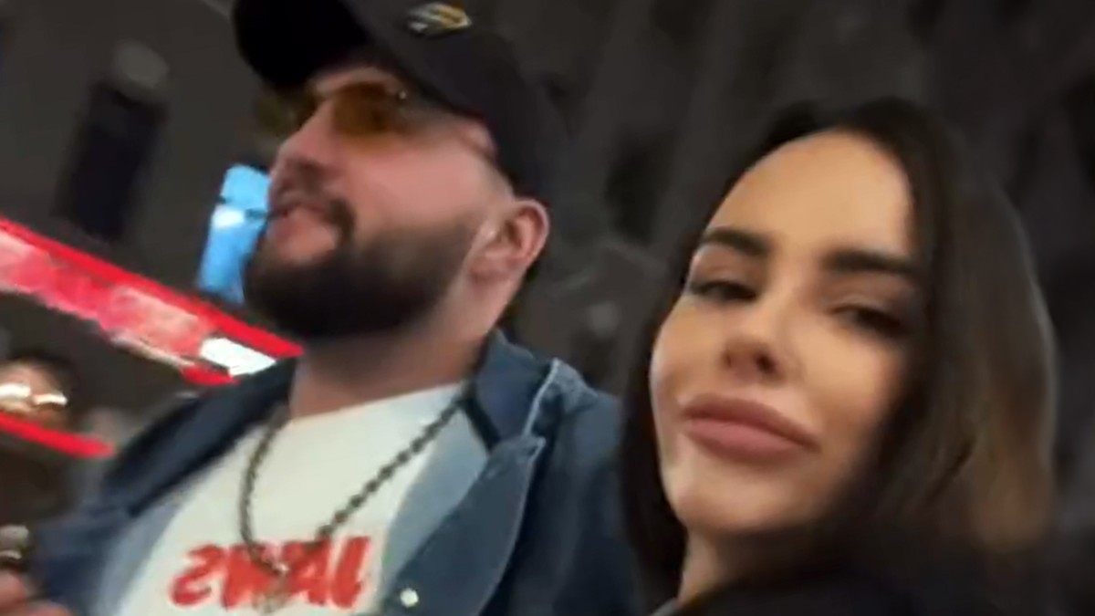 TEKSAS JAKNA, KAČKET I NAOČARE Veljko Ražnatović u urbanom fazonu šeta Rusijom i grli Bogdanu: Ona ne skida osmeh sa lica - ovako zajedno uživaju