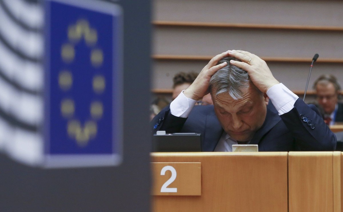Zdaniem Orbana powstaje pytanie, w jakim kierunku zmierzamy: Europy brukselskiej czy też Europy narodów. Nielegalną migrację zaś według niego słusznie określa się mianem współczesnej wędrówki ludów. W obu przypadkach stawka jest ogromna i dlatego ścierają się o nią olbrzymie siły - ocenił premier Węgier.