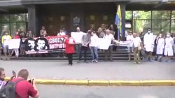 Drzwi prokuratury generalnej Ukrainy polano krwią. Czego chcą aktywiści?