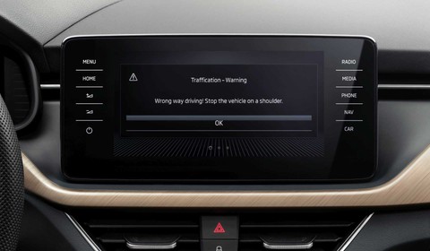 Skoda ostrzeże kierowcę o jeździe pod prąd i innych zagrożeniach na drodze