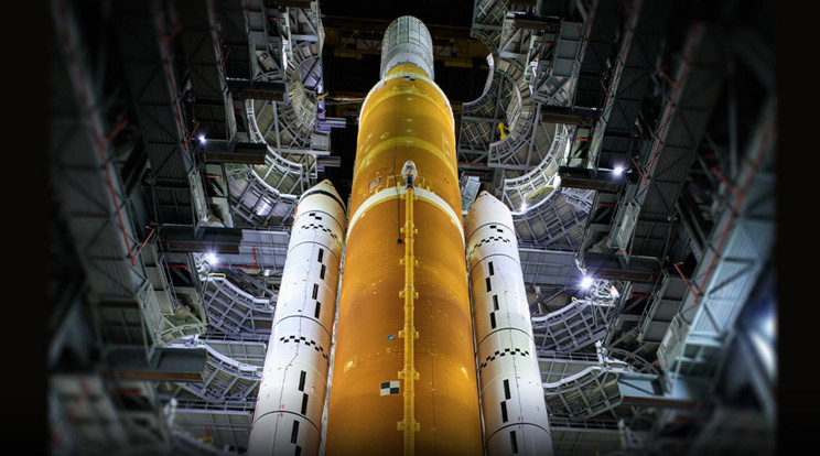 Jó nagy rakéták, jó sok pénzért. Egy jelentés szerint az Artemis kezdeti küldetései a NASA eredeti előrejelzéseihez képest mintegy 6 milliárd dolláros költségnövekedéssel és több mint hatéves csúszással végződtek az RS-25 hajtóművek felújítására, újak gyártására és a szilárdüzemanyaggal működő rakétahajtóművek előálltására irányuló erőfeszítések miatt. Ezért nyilván valakinek fizetnie kell. / Fotó: NASA