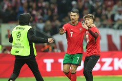 Kibic wbiegł na murawę i zrobił zdjęcie z Ronaldo. Zapłaci surową karę